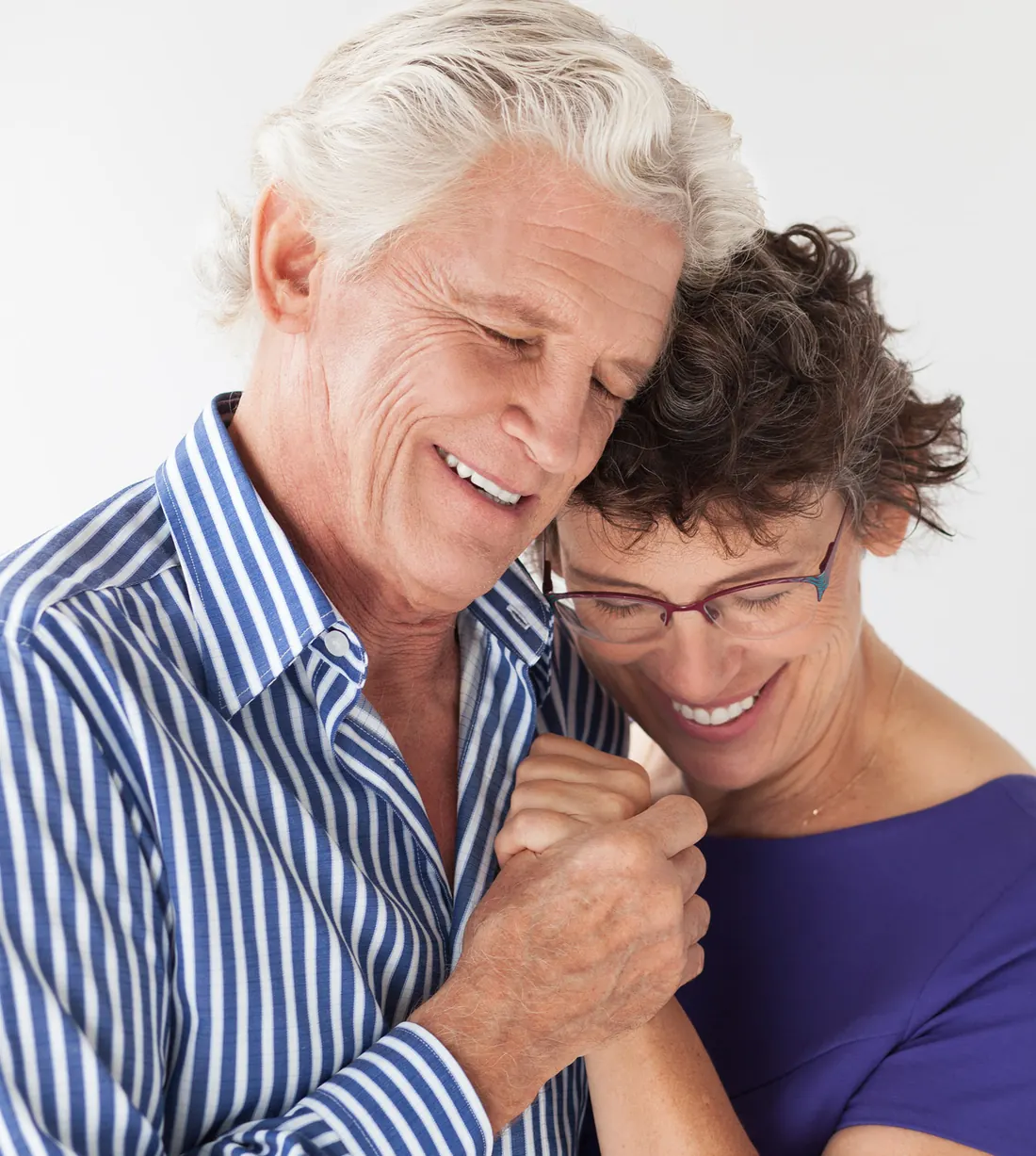 Casal sénior sorridente, abraçado