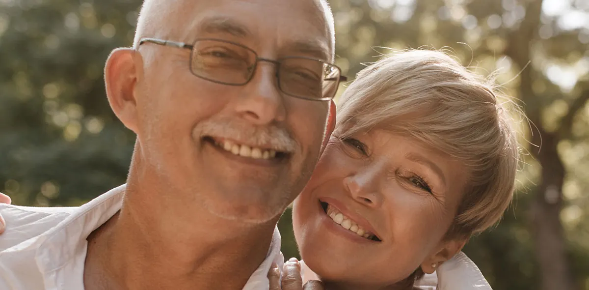Casal sénior sorridente, abraçado