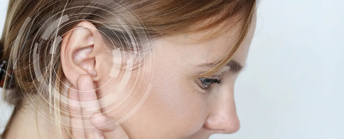 Mulher com a mão junto à orelha, com ondas sonoras desenhadas